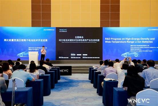 會議室里的人們

中度可信度描述已自動生成